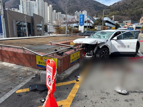 6일 부산의 한 대학병원에서 60대가 몰던 택시가 승용차를 들이받아 5명이 숨지거나 다친 사고 현장의 모습. [부산경찰청 제공]